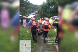 SAR evakuasi warga Malendeng yang meninggal tertimbun  reruntuhan rumah