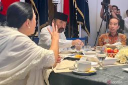 Surya Paloh jelaskan alasan duduk di antara Jokowi dan Puan pada bukber