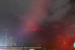 Status Gunung Lewotobi di Flotim naik level IV/Awas