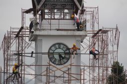 Bukittinggi cat ulang monumen Jam Gadang