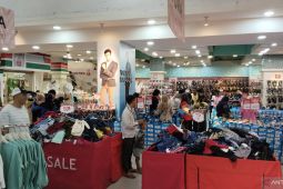 Masyarakat Palembang berburu pakaian  lebaran pakai uang THR