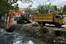 Atasi banjir, DPUPR Tangerang normalisasi saluran BTT