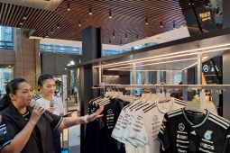 Adidas gandeng Mercedes luncurkan baju resmi F1