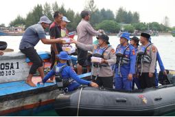 Polres Abdya bagikan takjil ke nelayan, langsung diantar ke tengah laut