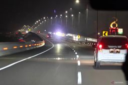Jalan bergelombang buat pemudik jaga kecepatan mobil di Tol Layang MBZ menuju ke arah Jakarta