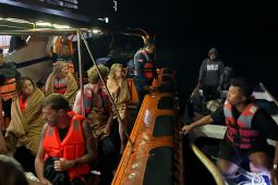 Tim SAR mengevakuasi 10 penumpang kapal wisata tenggelam di Labuan Bajo