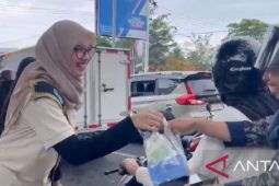 Bujang Miak Bangka bagikan bingkisan takjil bagi pengendera