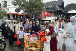 TK Kutilang Pangkalpinang "Berbagi Ramadhan" salurkan paket sembakodan takjil