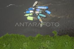 Pencari benda kuno di kawasan cagar budaya