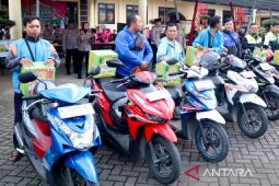 Polres Situbondo bagikan bingkisan kepada pengemudi ojek daring