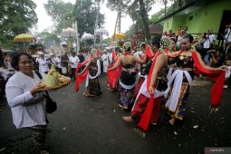 Upacara Melasti di Petirtaan Jolotundo Mojokerto