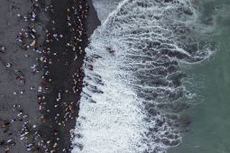 Upacara Melasti di Pantai Watu Pecak Lumajang