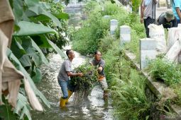 Hari Air se-Dunia, warga Tulungagung turun bersihkan sampah sungai