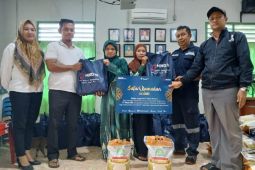 PT Timah salurkan ratusan paket sembako di Sungai Baru