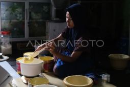 Pembuatan kue lapis di Pontianak