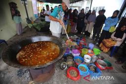 Warga Aceh Besar kenduri Nuzul Quran masak 19 belanga kuah beulangong