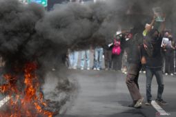 Unjuk rasa menyikapi UU TNI di Surabaya