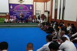PN Denpasar bagi takjil dan buka puasa bersama anak yatim piatu