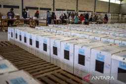 Penyortiran dan pelipatan surat suara PSU Kabupaten Serang