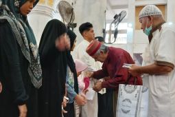 Masjid Jamik Lueng Bata Banda Aceh santuni ratusan anak yatim