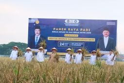 Sekjen Kemenimipas panen raya padi di Lapas Karawang