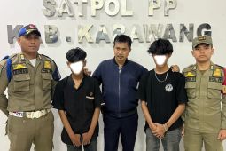 Satpol PP Karawang tindak aksi sekelompok remaja bermotor nyalakan flare