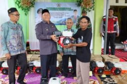 Batola Regent distributes 12 "kelotok ces" machines to fisheries group