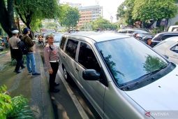 Polisi alihkan arus lalu lintas akibat unjuk rasa UU TNI di Surabaya