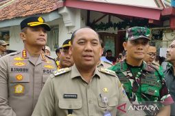 Wali Kota Jakarta Barat diimbau warga tak buang sampah ke saluran air