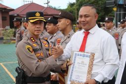 Kapolres Balangan berikan penghargaan kepada 53 personel berprestasi