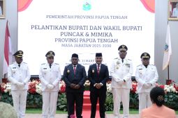 Gubernur Papua Tengah melantik Bupati Puncak dan Mimika