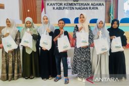 Kemenag Nagan Raya bagi 300 paket sembako jelang lebaran
