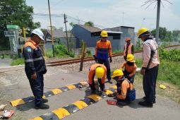 Daop 7 Madiun pasang "Speed Bump" di pelintasan sebidang tak terjaga