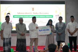 Bupati HST beri THR ke pembakal, aparatur desa dan BPD