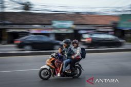 Pemudik motor mulai melintasi jalur arteri Tangerang-Serang