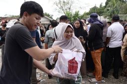 Presiden Prabowo bagikan ribuan paket sembako ke warga sekitar kediamannya di Hambalang