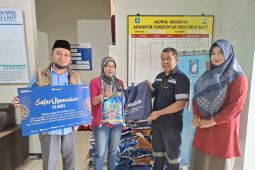 PT Timah bagikan paket sembako bantu warga Belo Laut sambut Idul Fitri