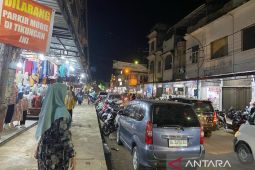 Warga sesaki pasar Blangpidie untuk belanja baju lebaran Idul Fitri