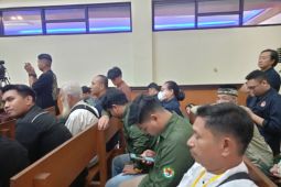 Hadiri sidang pembacaan vonis terdakwa, anak bos rental menangis