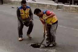 Perbaikan jalur mudik Karawang dilakukan dengan taburkan aspal baru