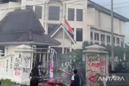 Polres Karawang amankan demonstran karena merusak gedung DPRD