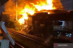 Perjalanan kereta Commuter Line tertahan akibat kebakaran di samping rel Grogol