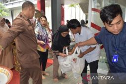 Kantor Berita ANTARA bagikan paket bingkisan Lebaran bagi warga sekitar Pasar Baru