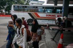 Bertransportasi umum di DKI  Jakarta saat libur Lebaran