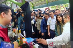 Menkomdigi  pantau layanan telekomunikasi di Stasiun Gambir