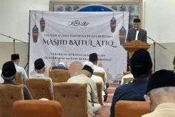 "Silaturahmi Ramadan" Masjid Baitul Atiq berbagi takjil-santunan yatim
