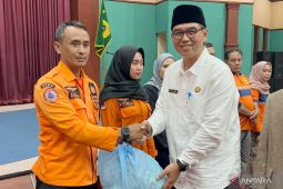 Sekda Bogor distribusikan bingkisan bupati untuk petugas lapangan