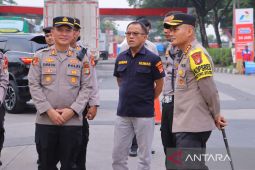 Polres Bekasi patroli area rehat Tol Jakarta-Cikampek selama  Operasi Ketupat 2025