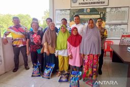 Kantor Lurah Sinar Bulan bagikan sembako untuk 130 fakir miskin dan santuni 58 anak yatim