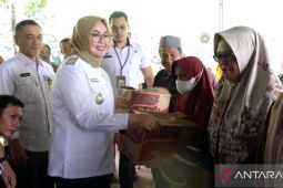 Wali Kota Kendari serahkan bantuan ke warga terdampak banjir